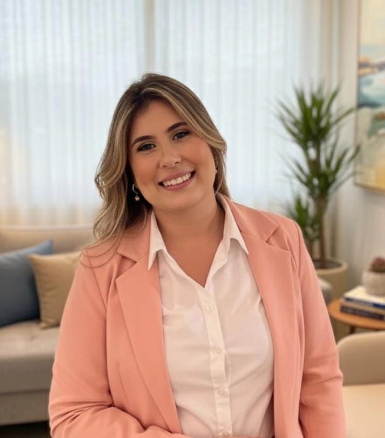 Lívia Condina em seu consultório